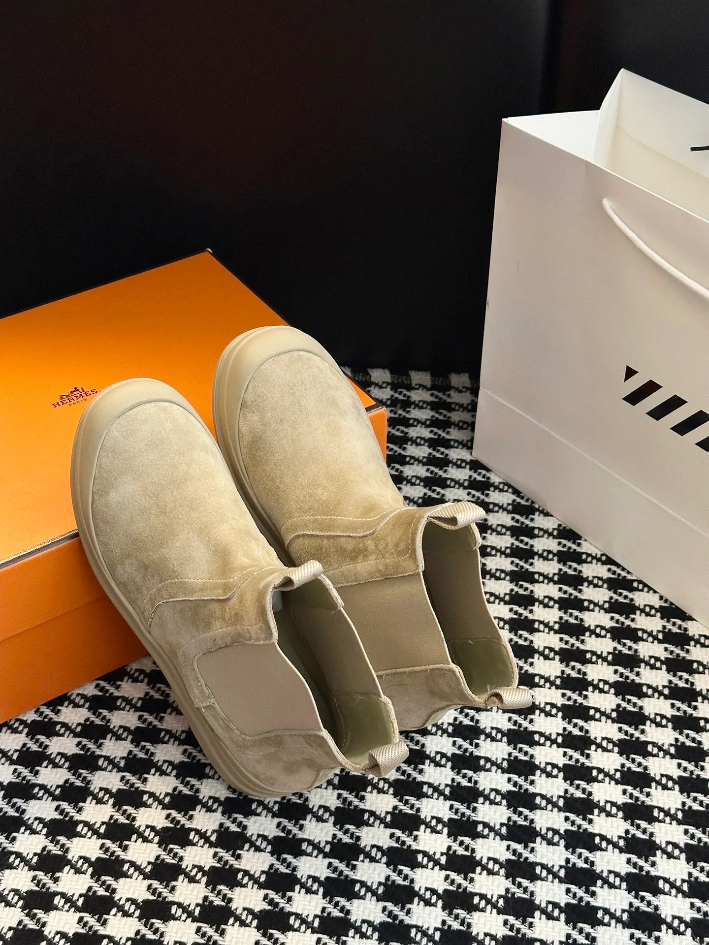 👟👟Ex-factory price 700👟👟 【𝐇𝐄𝐑𝐌𝐄𝐒Ankle boots】Exquisite workmanship, classic and yet individual, matching college style & simple style. yyds The key point is that it makes you taller and slimmer, which is really good news for small people. It makes you look slimmer and taller than ever yyds, good-looking ➢Shoe upper material: original customized cowhide + Yangjing noodles ➢Inner material: cowhide lining ➢Outsole material: original rubber sole ➢Color selection: black cowhide, black Yangjing, nude Yangjing ➢Optional code number: 35-40 (customized 40 is not returnable)